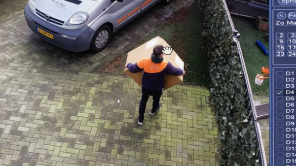 Dilemma van de dag: Niemand thuis, hoe lost de PostNL-bezorger dit op?