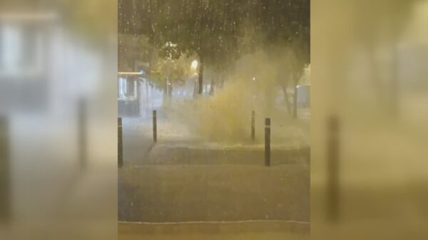 Noodweer jaagt losse spullen door straat in Barcelona