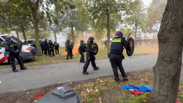 Chaos op het Malieveld: ME grijpt in als extreemrechtse mars uit de hand loopt