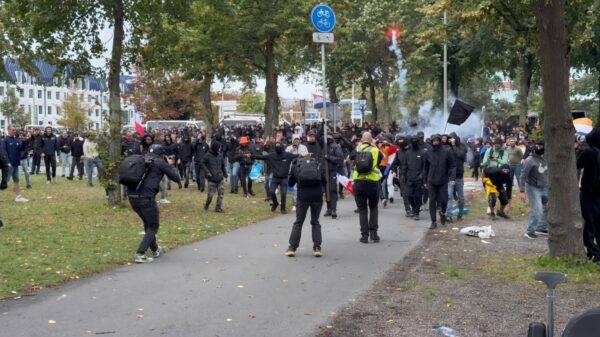 Chaos op het Malieveld: ME grijpt in als extreemrechtse mars uit de hand loopt