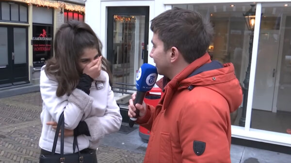 Standbeeld met blote snoeptafels zorgt voor ophef in Alkmaar