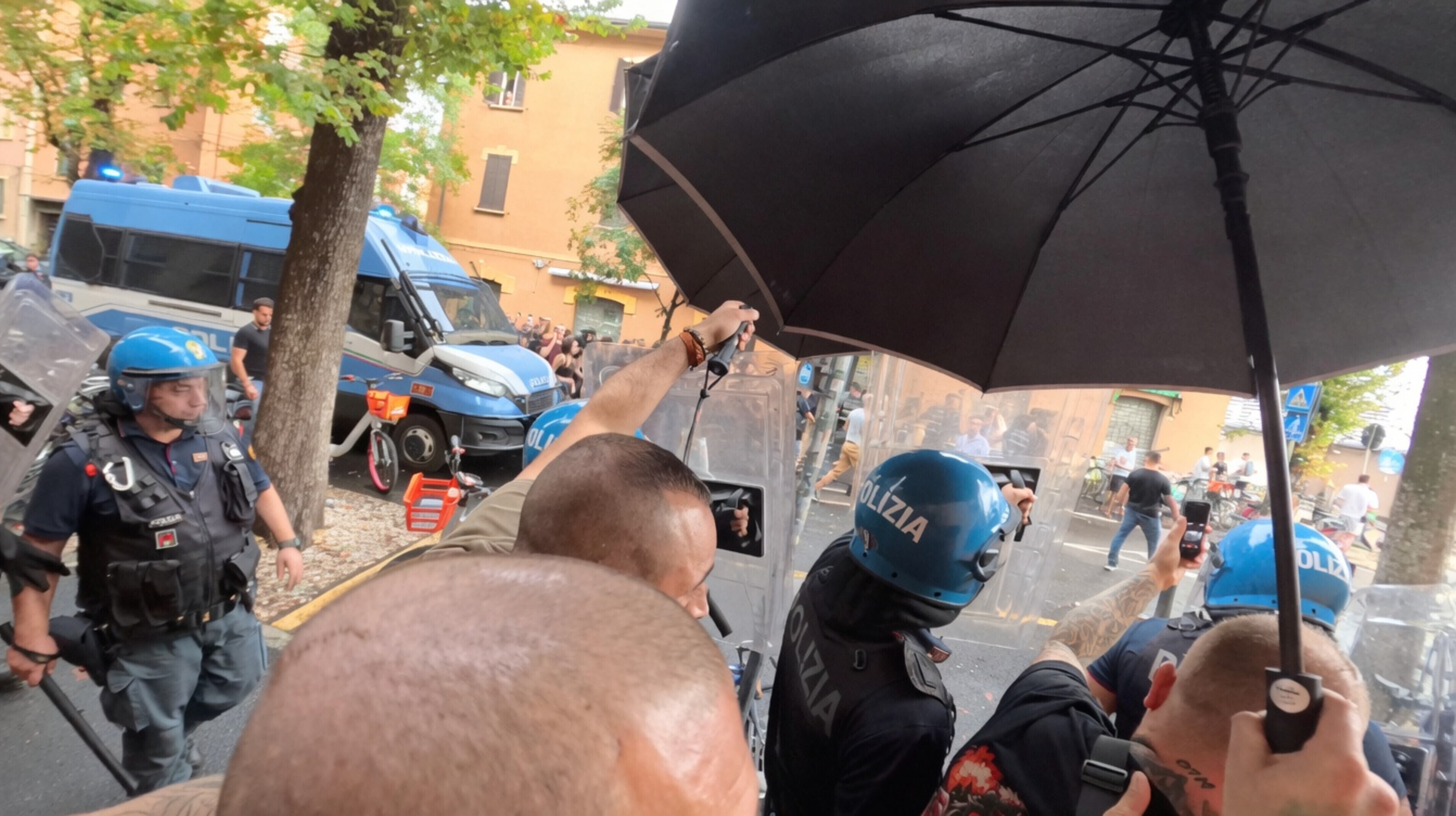 Dutch Travel Maniac krijgt politie-escorte vanwege bedreiging Antifa