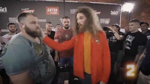 Een compilatie van de Russische 'slapping champion' Vasily Kamotskiy waar je rode wangetjes van krijgt