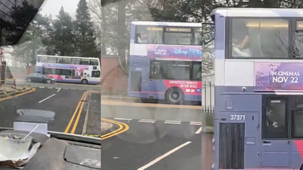 Hartstochtelijk stelletje vermaakt zich prima achterin de dubbeldekker