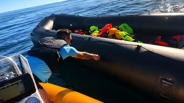 Beelden: Extreemrechtse activist valt reddingsboot asielzoekers aan met mes
