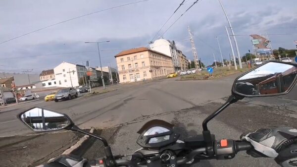 Motorrijder laat zien waarom olie op de weg voor buikschuivers zorgt