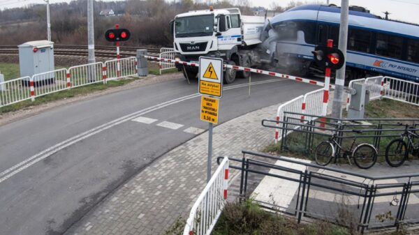 Poolse chauffeur negeert rood licht en krijgt volle laag van intercity