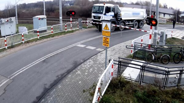 Poolse chauffeur negeert rood licht en krijgt volle laag van intercity