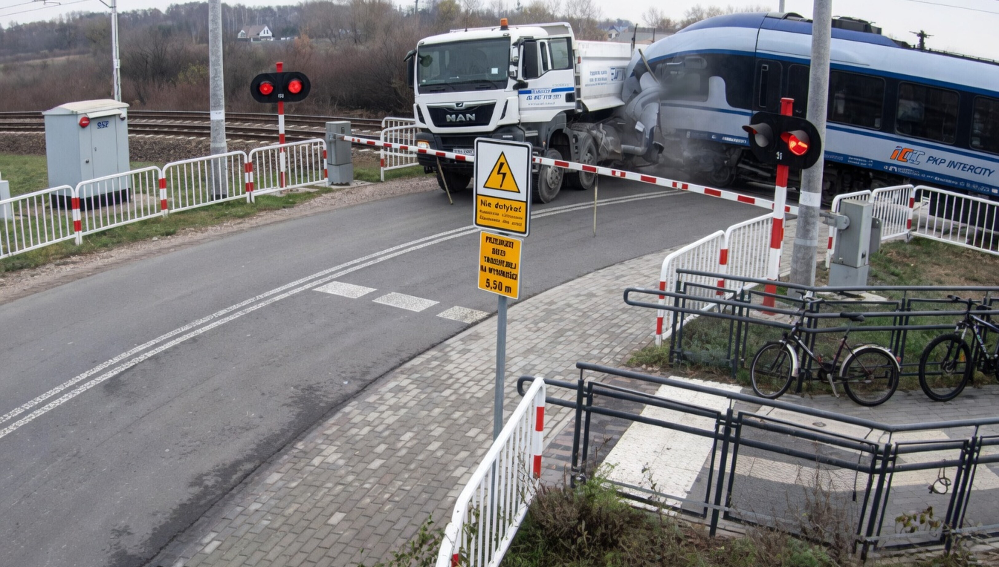 Poolse chauffeur negeert rood licht en krijgt volle laag van intercity