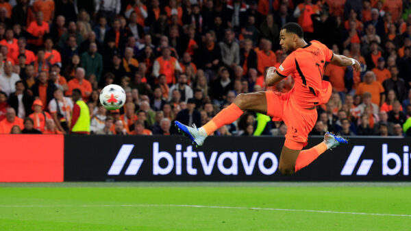 Terugkijken: De heerlijke goal van Gakpo en de briljante assist van Van Bommel