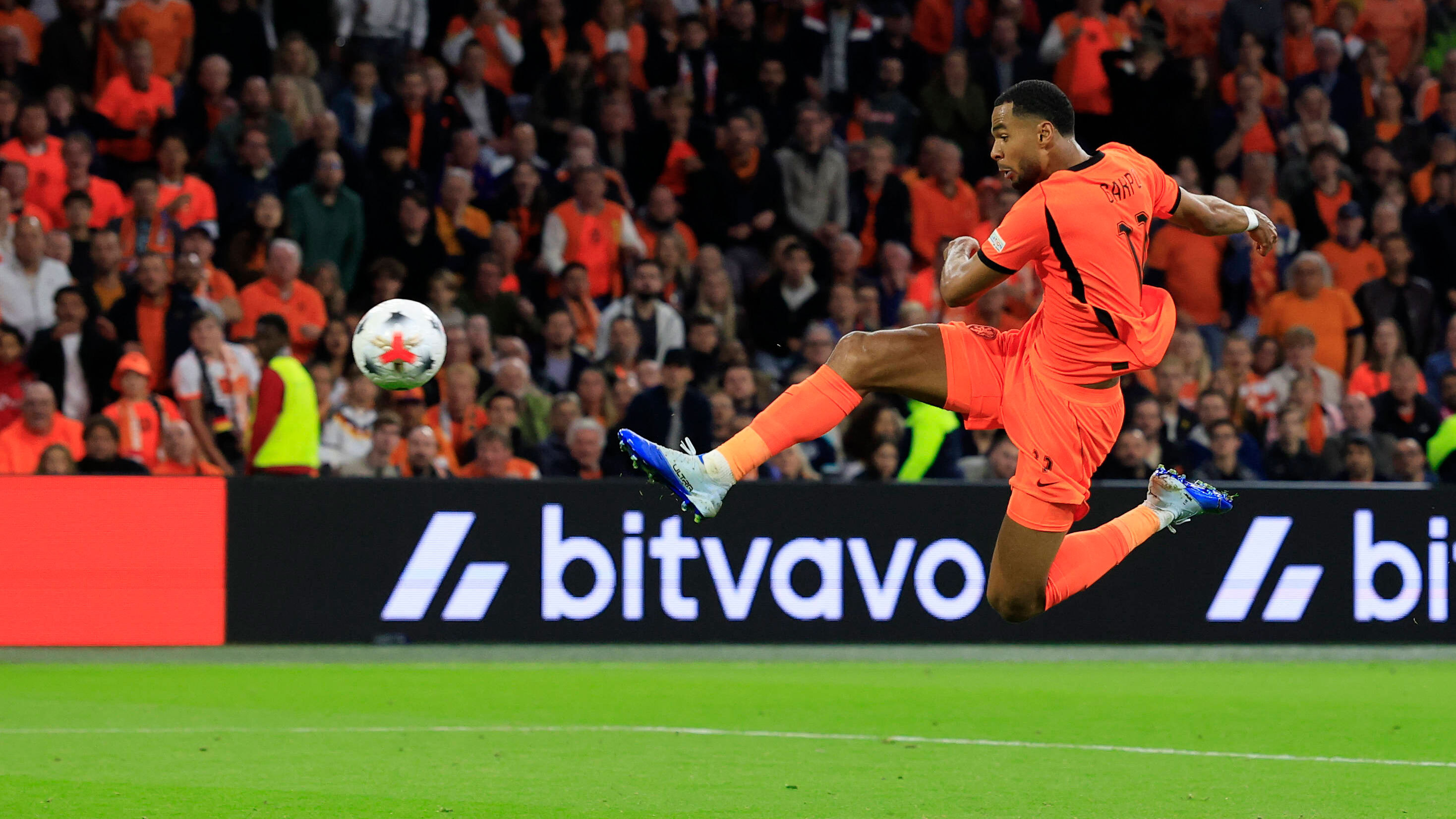 Terugkijken: De heerlijke goal van Gakpo en de briljante assist van Van Bommel