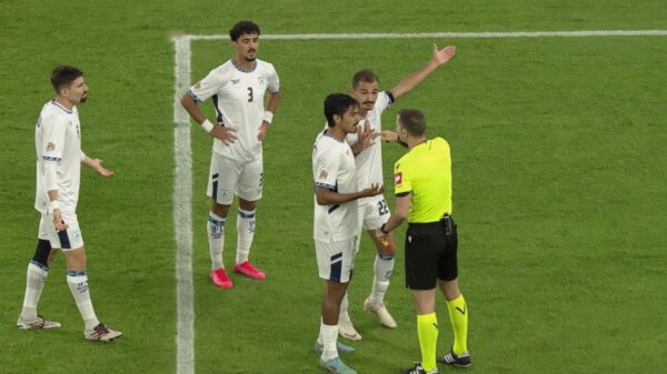 Israëlische voetballer krijgt tweede geel na 'schietgebaar' met hoekvlag