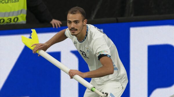 Israëlische voetballer krijgt tweede geel na 'schietgebaar' met hoekvlag