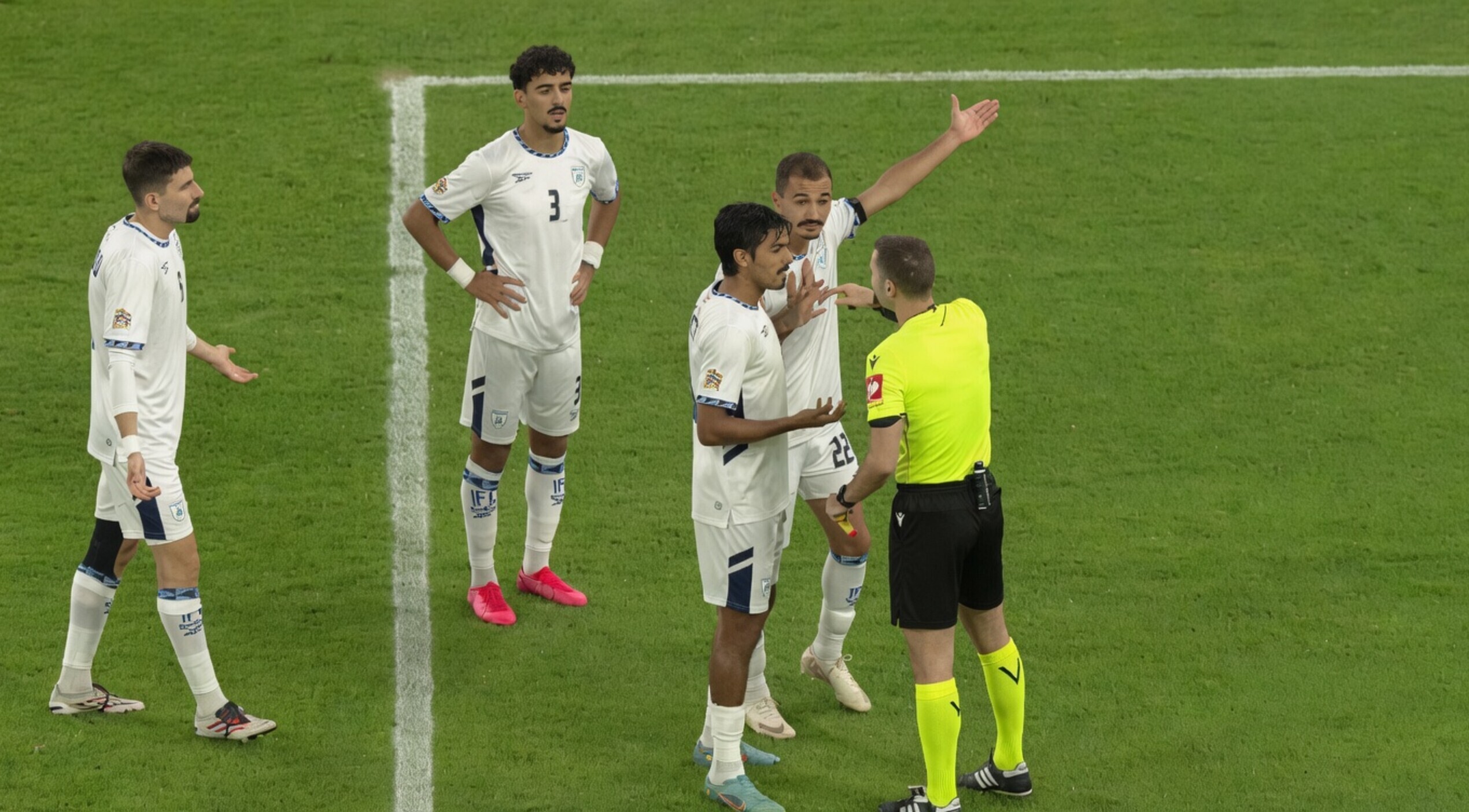 Israëlische voetballer krijgt tweede geel na 'schietgebaar' met hoekvlag