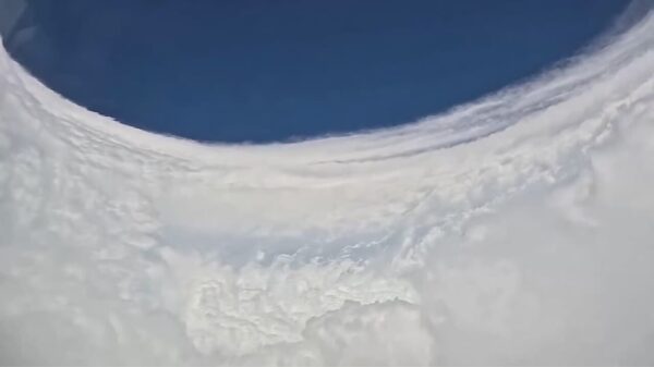 NOAA-vliegtuig filmt de wolkenmuur en het oog van orkaan Polo