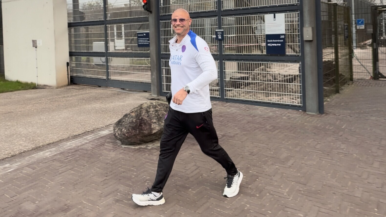 Schreeuwlelijk Alex Soze is weer buiten en doet verhaal bij Roddelpraat