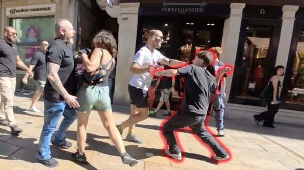 Dutch Travel Maniac deelt beelden van vechtpartij met Antifa in Venetië