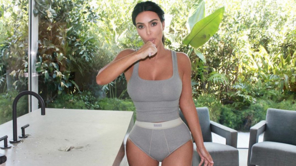 Kim Kardashian gooit hoge ogen met haar corrigerende ondergoed