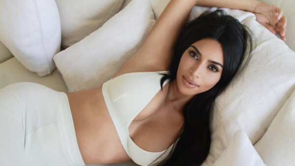Kim Kardashian gooit hoge ogen met haar corrigerende ondergoed