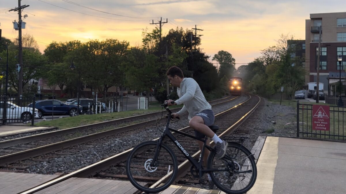Oversteken gaat bijna gruwelijk mis: man valt voor aanstormende trein