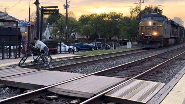Oversteken gaat bijna gruwelijk mis: man valt voor aanstormende trein