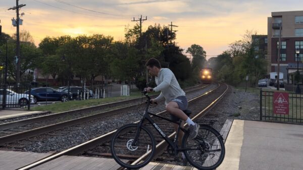 Oversteken gaat bijna gruwelijk mis: man valt voor aanstormende trein