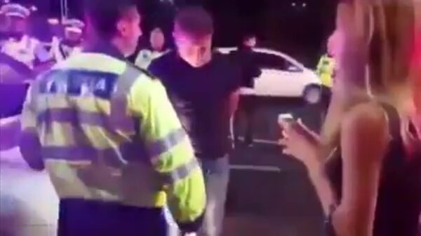 Protip: geef tijdens je arrestatie nooit een knietje aan een agent