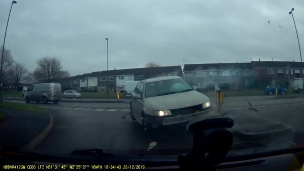 Auto komt even op hoge snelheid voorbijzeilen