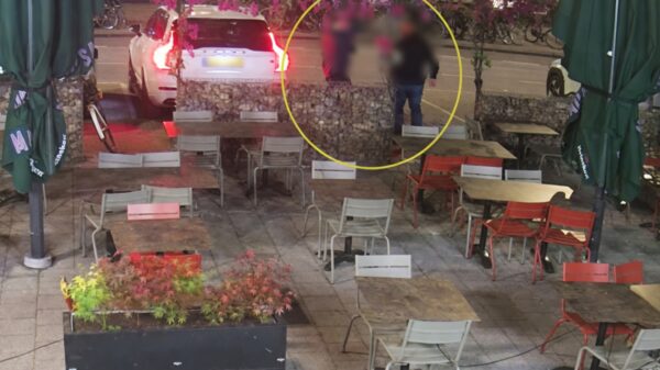 Rotterdamse politie zoekt gestoorde gek die slachtoffer in hals sneed