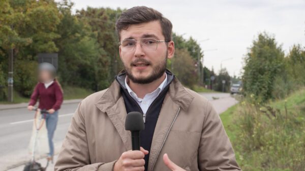 Schokkende beelden: Meisje (14) geschept door auto tijdens live-uitzending