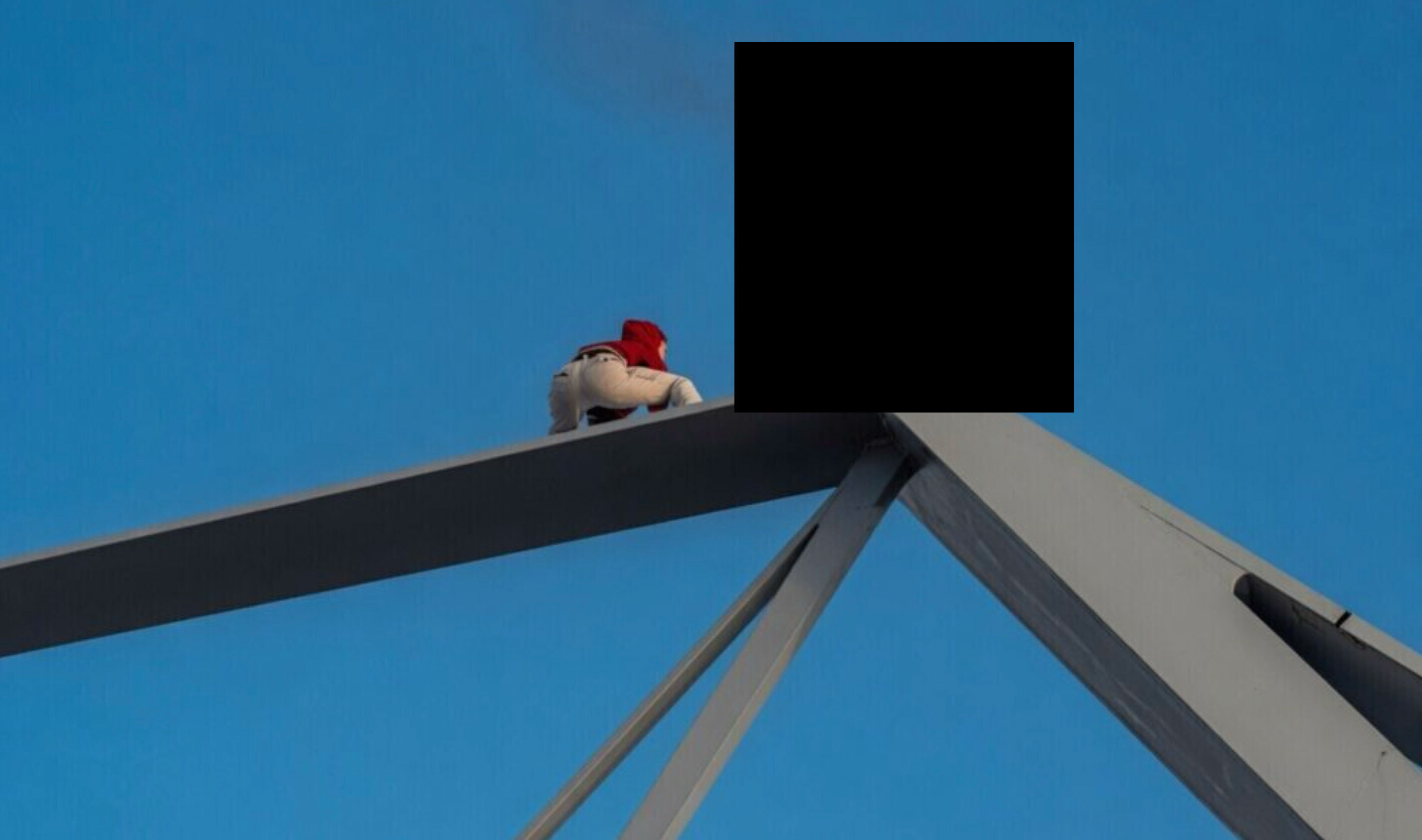 Brandende man springt van 23 meter hoge brug in Luik, politie onderzoekt stunt