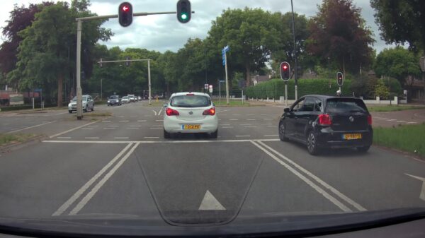 Verkeershufter rijdt door rood, haalt rechts in maar is meteen de sjaak
