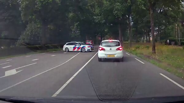 Verkeershufter rijdt door rood, haalt rechts in maar is meteen de sjaak