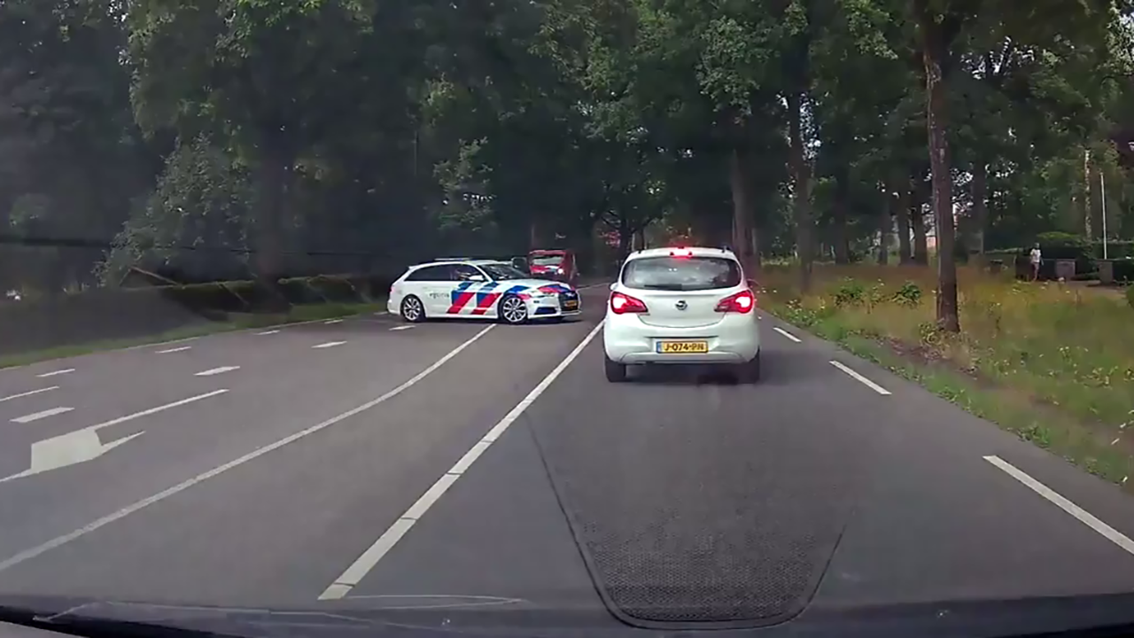 Verkeershufter rijdt door rood, haalt rechts in maar is meteen de sjaak