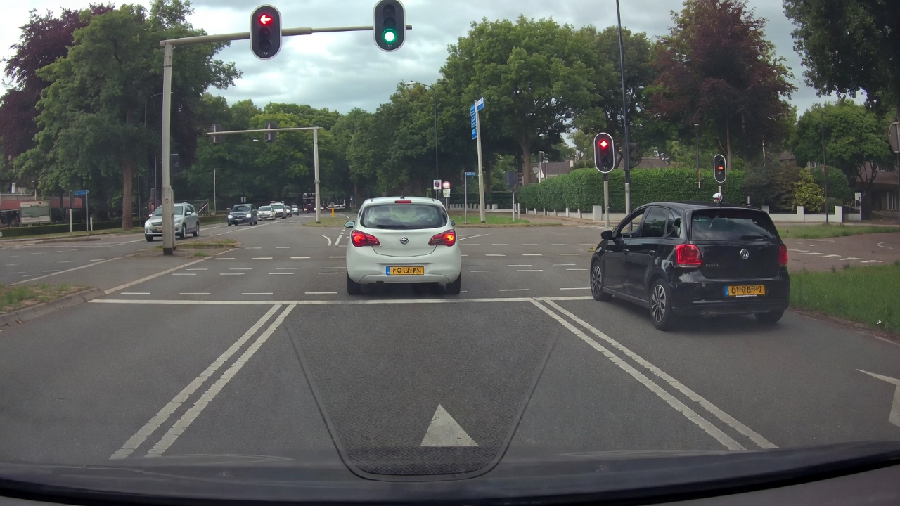 Verkeershufter rijdt door rood, haalt rechts in maar is meteen de sjaak