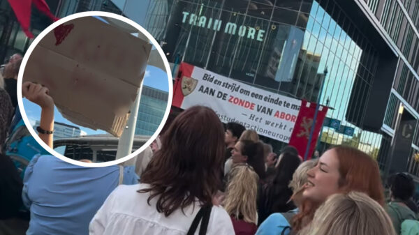 Dolle Mina-activiste trekt schokkend protestbord tevoorschijn bij abortusactie