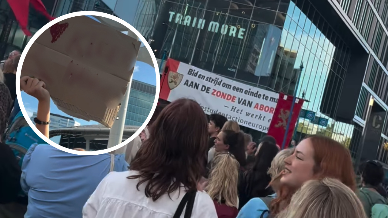 Dolle Mina-activiste trekt schokkend protestbord tevoorschijn bij abortusactie