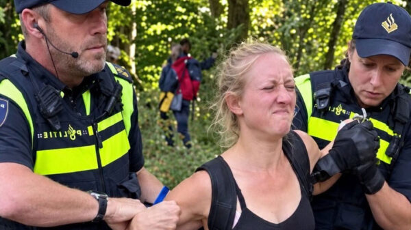 Beelden: Klimaatactivist hardhandig aangepakt door twee politieagenten