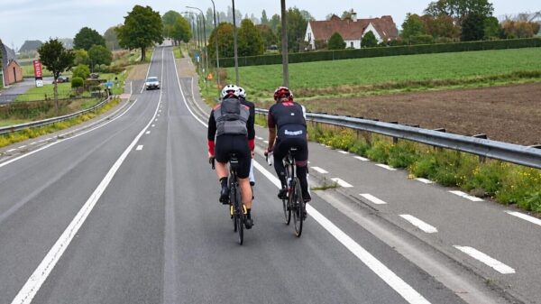 Groepje wielrenners vertikt het om netjes op het fietspad te rijden