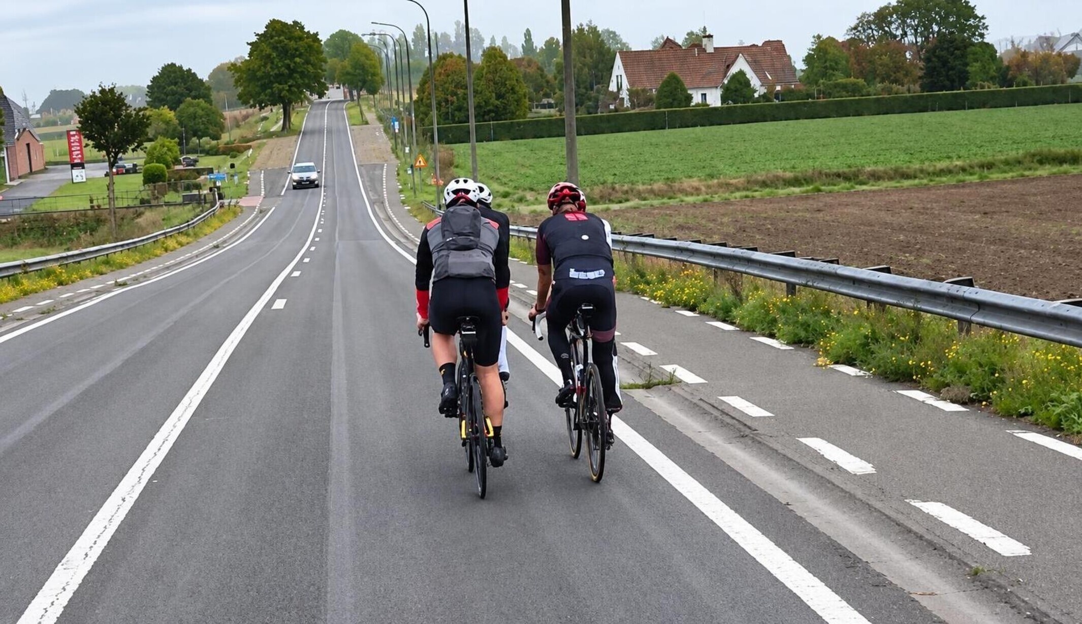 Groepje wielrenners vertikt het om netjes op het fietspad te rijden