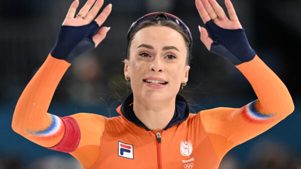 Nieuwe vriend van Femke Kok gespot: ‘Zijn hand wrijft steeds over haar been’