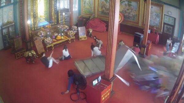 Bestuurder rijdt Guanyin-heiligdom in Yaowarat binnen: drie gewonden