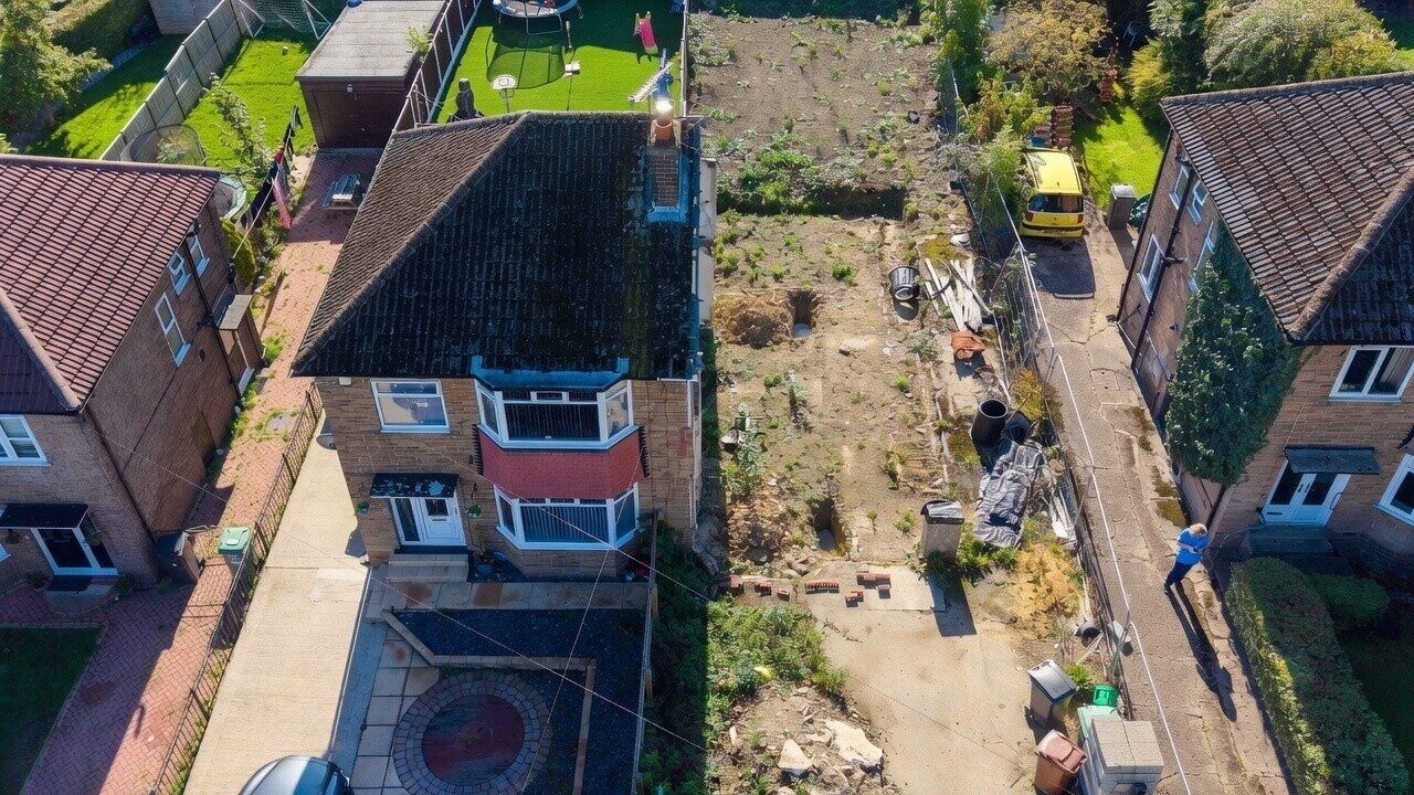 Moeder in nachtmerrie nadat buurman zijn helft van twee-onder-een-kapwoning sloopt