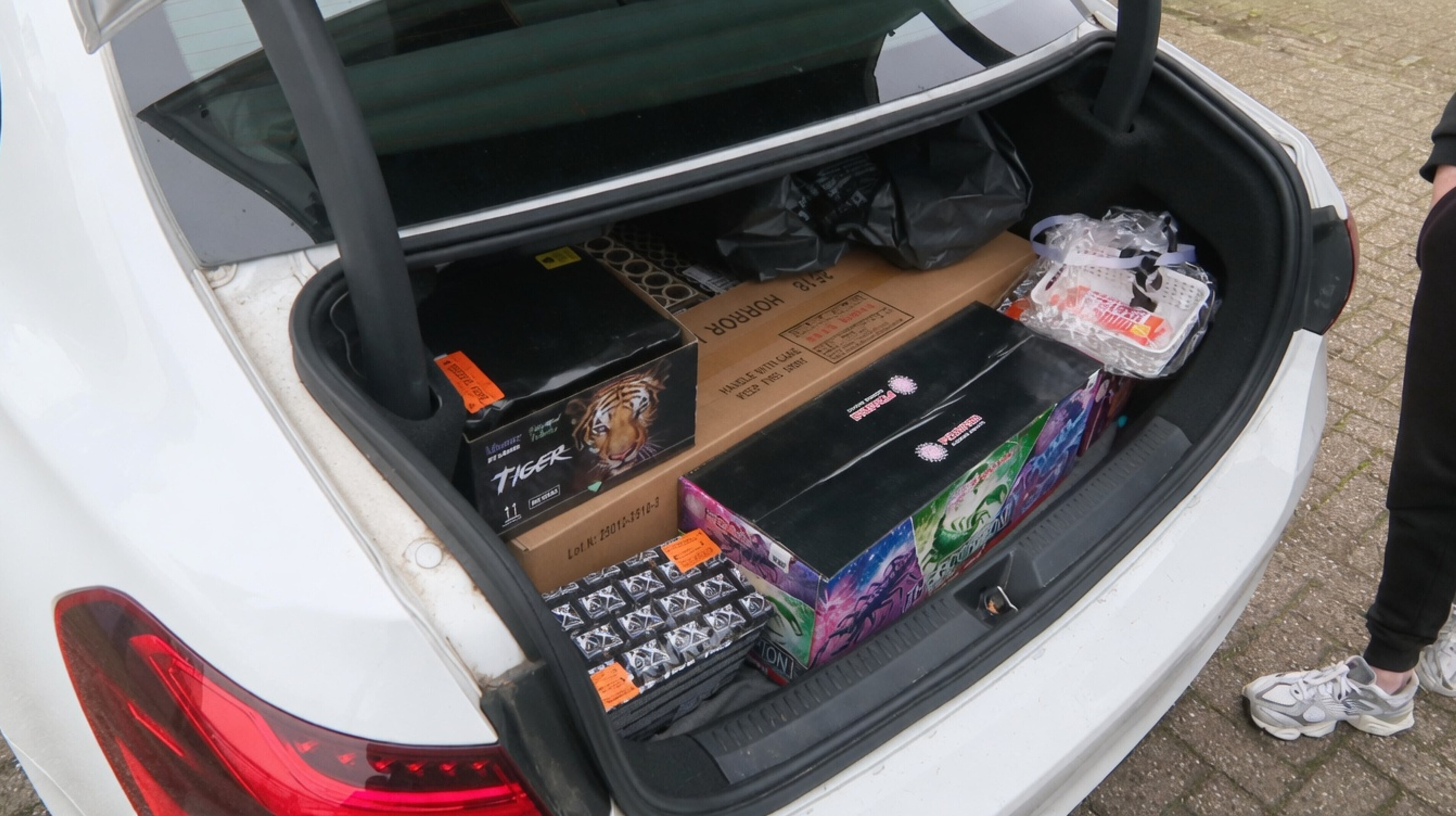 Honderden kilo's vuurwerk in woning Hellevoetsluis, bewoner opgepakt