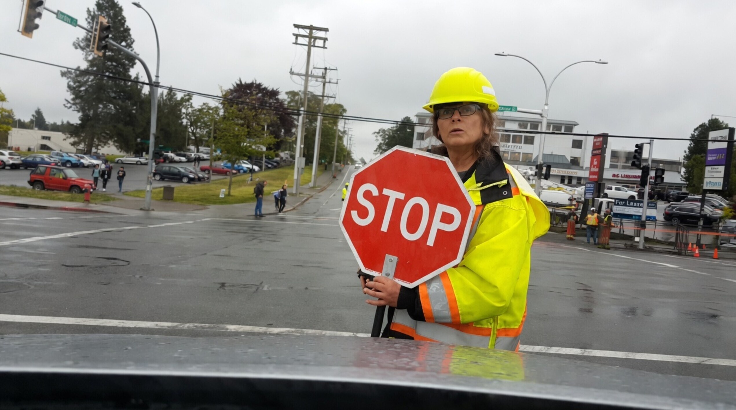 Verkeers-Karen beschuldigt automobilist van aanrijding die ze zelf faket