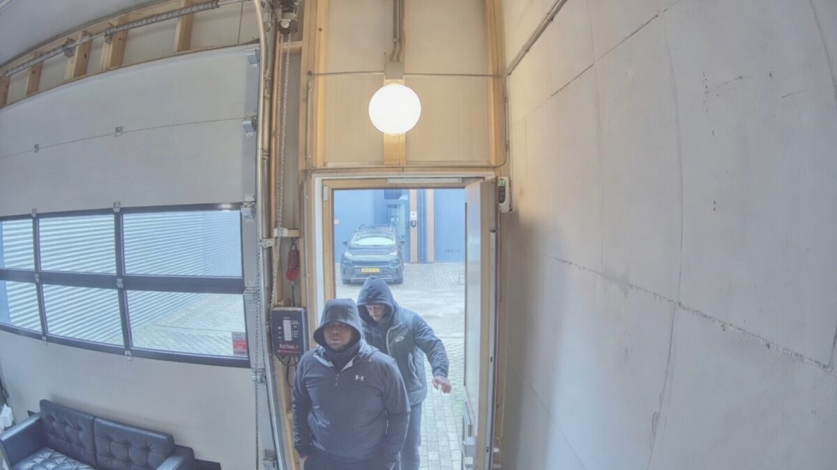 Gasten trekken dj-studio leeg met Action-tas en staan haarscherp op beeld