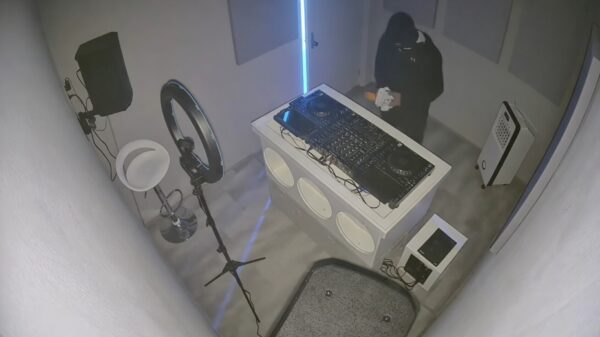 Gasten trekken dj-studio leeg met Action-tas en staan haarscherp op beeld