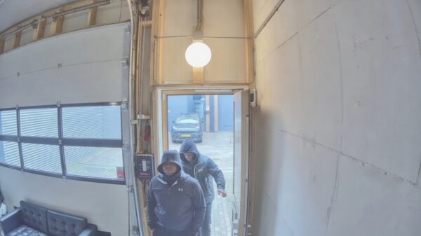 Gasten trekken dj-studio leeg met Action-tas en staan haarscherp op beeld