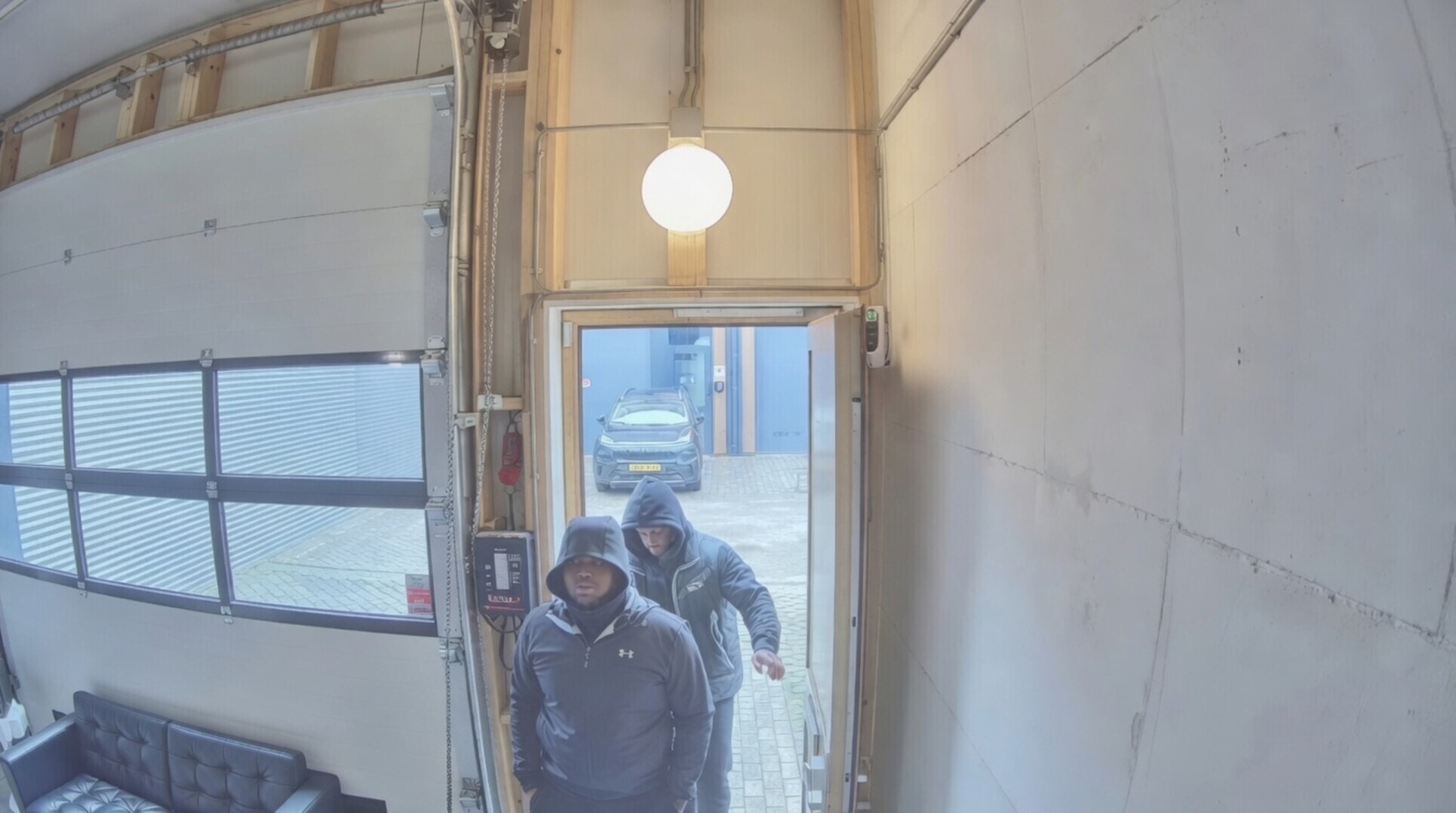 Gasten trekken dj-studio leeg met Action-tas en staan haarscherp op beeld