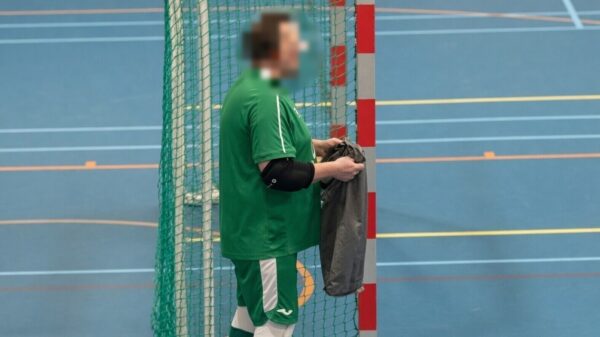 Keeper doet een tactisch barfje tijdens zaalvoetbalwedstrijd kelderklasse